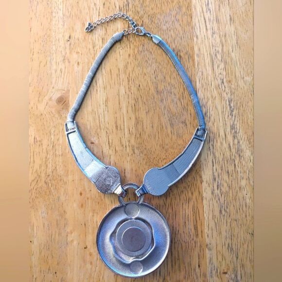 $5 Item! Chunky Silvertone Marble Costume Necklace - Picture 8 of 10